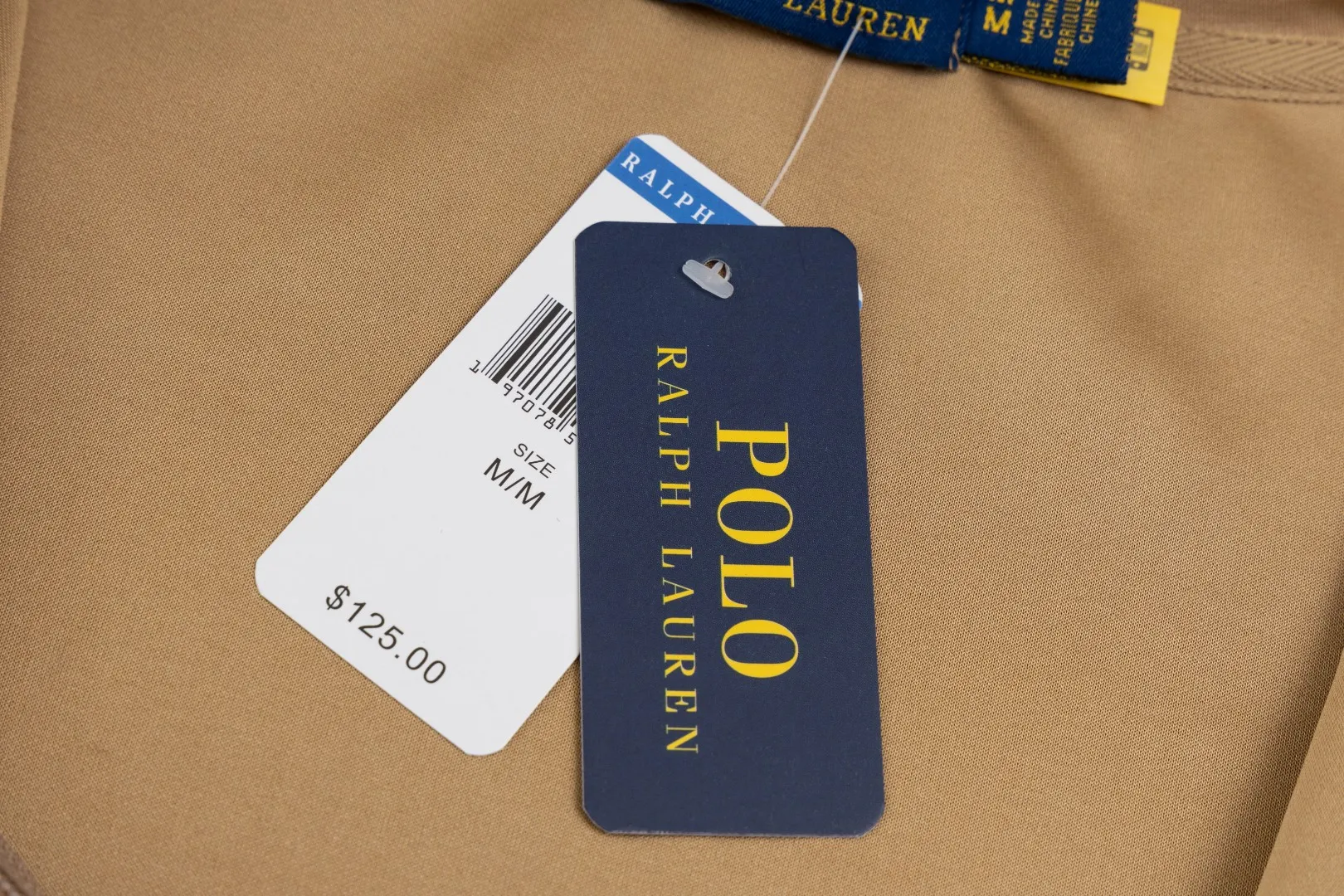 P236 #R95 Ralph Lauren/Ralph Lauren Twelve Color Pony🐎 Embroidered zipper cardigan jacket hooded sweatshirt This hooded sweatshirt is decorated with a simple style that represents Ralph Lauren. It is paired with a pony embroidery pattern, which is three-dimensional and full! The solid color fabric paired with exquisite embroidery instantly sets it off! Hooded sports design, loose and casual fit! The overall texture is very strong! Through the pictures, we can feel the thickness and texture of custom-woven and dyed threads. The workmanship is exquisite. They are shipped from major foreign trade factories. They are all made by masters with many years of experience. Everything is of high standards and requirements! Simple and versatile style ~ super delicate and soft, close to the body without being tied, all fabrics and accessories are original custom-made and of high quality! Perfectly reflects the brand’s sense of superiority! Standard cut, comfortable stretch, unrestricted movement! Highly practical, high-end and classy! Versatile style ~ can be paired with jeans or jogging pants. Ideal for transitioning from your morning commute to weekend events!  Color: Black with red label Black with white label Khaki Navy blue with red label Navy blue with white label White Light gray Dark gray Burgundy Army green Light blue Pink Size: S M L